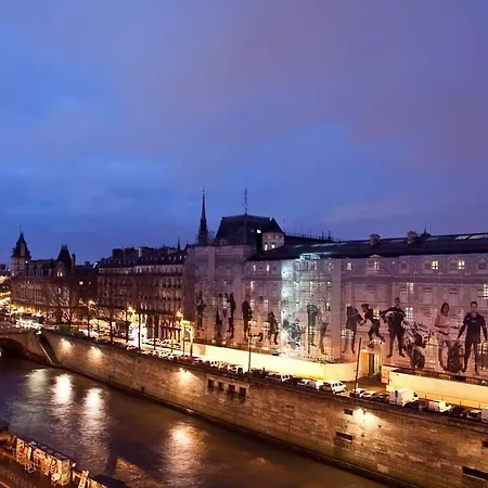 Le Notre Dame Saint Michel Parigi